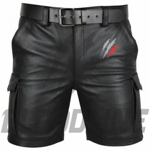 Shorts cargo pour homme en PU noir avec poches, fermeture à boucle, style motard, logo imprimé par transfert thermique sur le devant - Product Image 3