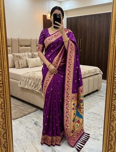 Sari indien ethnique violet en soie Pathani, tissage floral Zari, dentelle contrastante, bordure à franges, tenue traditionnelle en soie Daree pour femmes - Product Image 1