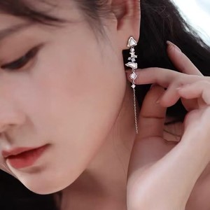 Nouvelles boucles d'oreilles pendantes longues et tendance de New Star, chaîne d'oreille en perles d'eau douce avec style irrégulier - Product Image 4