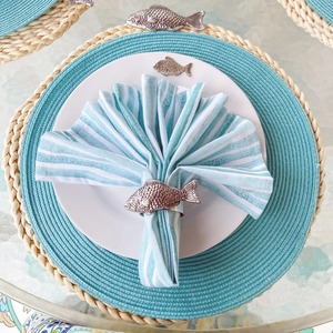 Anneau de serviette en argent en forme de poisson avec un design de écailles détaillées pour la décoration de table, l'utilisation en restaurant et un style de table élégant - Product Image 2