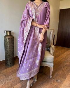 Último Modelo de Kurti para Mujer en Viscosa Chanderi con Bordado, Pantalón en Viscosa Chanderi, Seda Chanderi con Dupatta Jacquard - Product Image 1