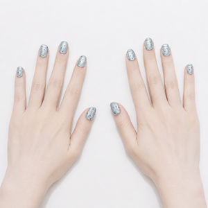 Escalera corta Diseño de dedo acrílico Prediseñado Tonos frescos Gris plateado con un sueño de chicle de belleza de hielo fresco nacarado - Product Image 3