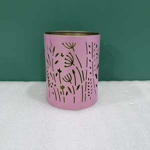 Portavelas cilíndrico de hierro rosa con grabado de patrón floral para decoración del hogar - Product Image 3
