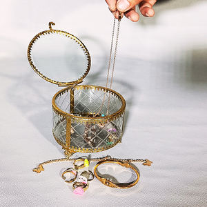 Élégance vintage pour mon espace avec cette magnifique boîte à bijoux en laiton et en verre. Parfaite pour conserver vos trésors en toute sécurité. - Product Image 5