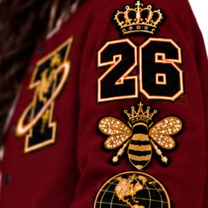 Blouson d'hiver rembourré à capuche pour homme, rouge bordeaux, avec patch brodé, manches longues, style streetwear, style universitaire, vêtement décontracté - Product Image 6