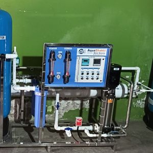 Station de traitement d'eau industrielle AquaShakti 2500L/h avec filtres à sable et à charbon, système RO - Product Image 3