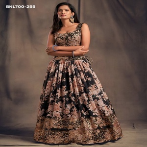 Conjunto de Lehenga semicompuesto de organza con estampado floral, lentejuelas y bordado Zari, fabricado en India. - Product Image 1