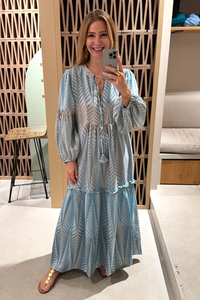 เดรสยาวโบฮีเมียนพิมพ์ลายสีน้ำเงินสำหรับผู้หญิง ขายส่งแบบ OEM แขน 3/4 ทรงหลวม ผ้าฝ้ายถักประดับพู่ เหมาะสำหรับใส่ไปเที่ยวทะเลในช่วงฤดูร้อน - Product Image 2