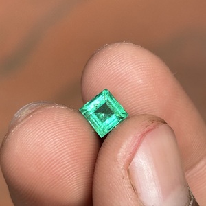 Esmeralda Natural de Zambia de Lujo, 1.06 Quilates, Verde Intenso, Corte Cuadrado Escalonado, Gema Preciosa Suelta para Joyería Fina Personalizada - Product Image 1