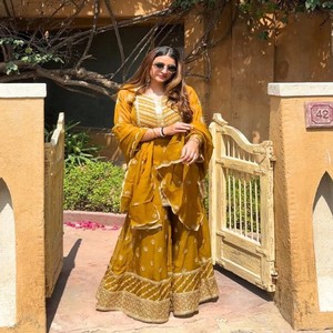 VASTRA COTTAGE - Conjunto de Traje de Fiesta para Mujer con Top Bordado de Georgette y Palazzo Dupatta - Product Image 1