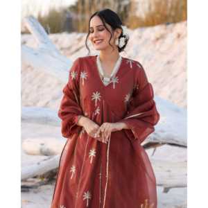 Ensemble de costume en mousseline de soie marron taille XS imprimé feuille d'arbre - Product Image 6