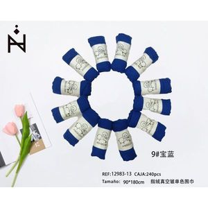 Écharpe en velours Angelina tricotée 90x180cm, froissée sous vide, bleu monochrome - Product Image 3