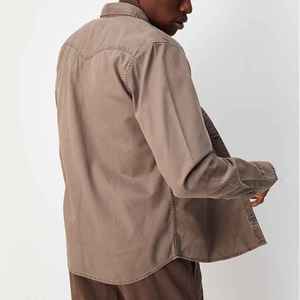 Chemises en denim pour hommes, design tendance, décontractées, écologiques, respirantes, de haute qualité, couleur unie, style hip-hop, col rabattu, 100% coton - Product Image 3