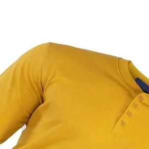 เสื้อยืดแขนยาวทรงเฮนลีย์ผู้ชายคุณภาพสูง ปี 2026 สีเหลืองล้วน สไตล์ลำลอง ผ้าถัก ทรงปกติ คอกลม โลโก้ด้านหน้า ผ้าฝ้าย 100% - Product Image 3