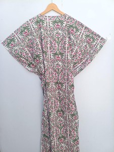 Vestido Kaftán de Algodón con Estampado Botánico Premium, Cuello en V, Corte Holgado, Cintura con Cordón Ajustable, Ideal para la Playa en Verano - Product Image 3