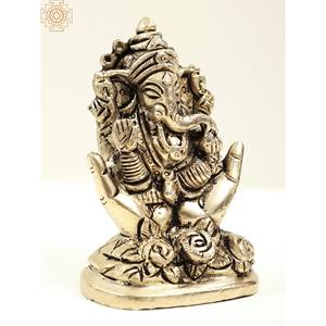 รูปปั้นพระพิฆเนศขนาดเล็ก3นิ้วทำด้วยมือวางบนแท่นรูปทรงมือผลิตในอินเดีย - Product Image 1