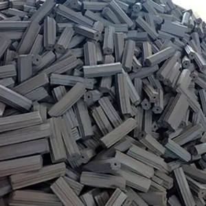 Briquettes de charbon de coco fabriquées à la machine à haute densité Charbon de coco pur indonésien en forme d'hexagone Faible teneur en cendres Combustible durable pour barbecue - Product Image 3