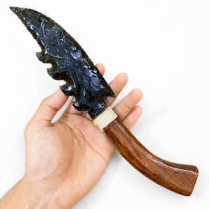 Couteau en obsidienne noire avec manche en bois sculpté, objet d'art de collection - Product Image 1