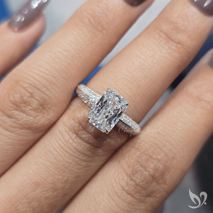 Anillo de compromiso con diamante cultivado en laboratorio de corte radiante de 2 quilates certificado por IGI en oro blanco de 10 quilates con banda micro pavé. - Product Image 4