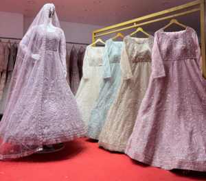 Lehenga de Diseño con Tonos Pastel, Bordado Elaborado con Jarkan y Falda en Capas para Bodas - Product Image 5