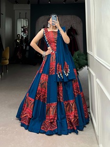 Lehenga Choli prêt-à-porter pour Navratri, en rayonne avec dentelle Kodi, imprimé et orné de travail de feuille métallisée, avec chemisier et dupatta. - Product Image 5