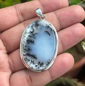 Colgante de ópalo dendrítico hecho a mano, piedra preciosa ovalada, plata de ley 925, joyería minimalista con piedras preciosas para mujer, joyería fina. - Product Image 6