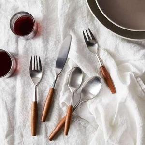 Ensemble de couverts élégants en acier inoxydable avec manche en bois, cuillère et fourchette, couverts modernes pour hôtel, restaurant et maison - Product Image 5