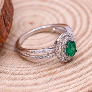 Anillo de Oro Blanco Sólido de 18K con Esmeralda Ovalada Natural y Doble Halo, Joyería Fina, Memoria Jewels, Venta al Por Mayor - Product Image 4