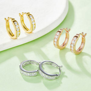 Boucles d'oreilles classiques minimalistes en argent plaqué 925 avec moissanite sertie en canal, bijoux unisexes pour mariage et usage quotidien - Product Image 4