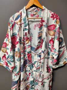 Robe kimono en coton imprimé fleuri beige – Style bohème, longue, ouverte sur le devant, avec ceinture à nouer à la taille - Product Image 4