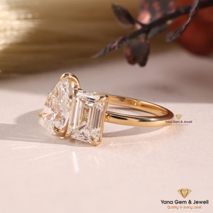 Bague unique Toi et Moi 4 TCW en or jaune massif 14K avec émeraudes et diamants taille poire, diamant CVD cultivé en laboratoire certifié IGI, couleur E, clarté VVS2 - Product Image 2