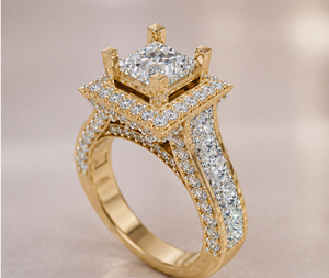Bague de fiançailles avec halo de diamants cultivés en laboratoire |   Or jaune |   Centre de taille princesse avec double halo et pierres latérales |   Demande en mariage - Product Image 4