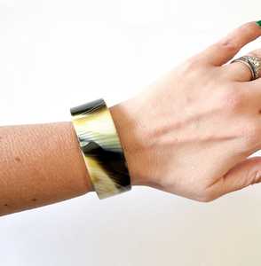 Bracelet en corne de buffle naturelle polie, design personnalisé, écologique, moderne - Cadeau au toucher réel de Hs Husnain Crafts - Product Image 4