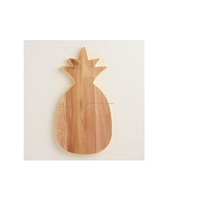 Planche à découper en bois épais offrant une base stable pour trancher, couper en dés et hacher divers ingrédients alimentaires - Product Image 3