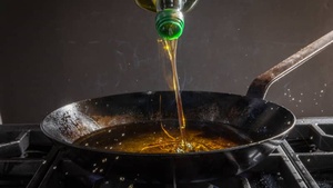 Huile de sésame pure pressée à froid non raffinée 100% naturelle de qualité alimentaire pour la cuisine, le massage de la peau, les soins de la peau, export en vrac Inde LKS - Product Image 4