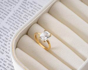 แหวนมอสซาไนต์ทรงเจ้าหญิง เงินแท้ 925 ชุบทอง 14K เวอร์เมล ทรงสี่เหลี่ยม เรียบหรู แหวนมอสซาไนต์แบบมินิมอล เครื่องประดับอัญมณีชั้นดี - Product Image 4