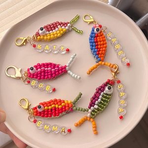 Breloques de poisson perlées avec nom, Porte-clés de poisson perlé, Porte-clés personnalisé pour demoiselle d'honneur, Breloques de poisson personnalisées en perles de rocaille, Na personnalisée - Product Image 1