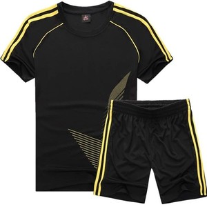 Uniforme de fútbol profesional con tejido de malla de secado rápido, alta durabilidad y opciones de logotipo, nombre y número personalizables. - Product Image 3