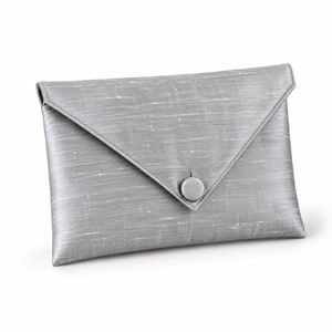 Enveloppe d'invitation de mariage en soie matelassée personnalisée en gros avec logo brodé, doublure en satin de coton, emballage en tissu de luxe - Product Image 1