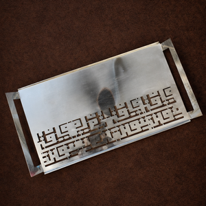 Plateau de service rectangulaire moderne en argent avec poignées découpées géométriquement, plat décoratif en acier inoxydable pour hôtel, buffet, événement - Product Image 1