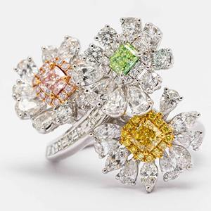 Anillo de Compromiso de Oro Blanco de 14K con Diamante de Corte Cuadrado de 4.76ct, Diseño de Tres Flores en Racimo, Joyería de Lujo - Product Image 2