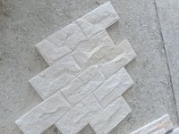 Meilleure offre Pierre naturelle blanche laiteuse Carreaux muraux bruts à face fendue Panneaux de revêtement décoratifs pour l'extérieur et l'intérieur d'une villa de villégiature