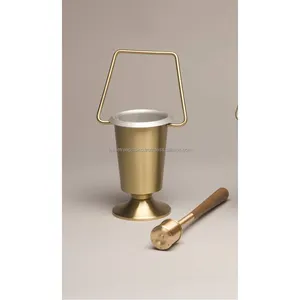 黄铜冬青水锅，带洒水哑光抛光处理圆形独特设计，带钢丝手柄，适用于宗教批量订单