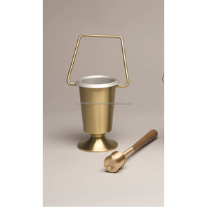Pot d'eau de houx en laiton avec arroseur finition polonaise mate forme ronde conception Unique avec poignée en fil pour les commandes en gros religieuses - Product Image 1