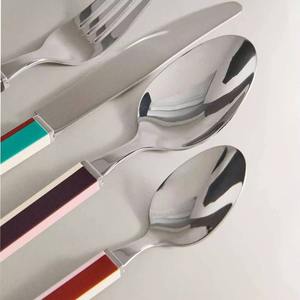 Un ensemble de couverts en métal soigneusement conçu avec des poignées en céramique améliore instantanément la présentation de la table, rendant même les repas simples d'une valeur exceptionnelle. - Product Image 2