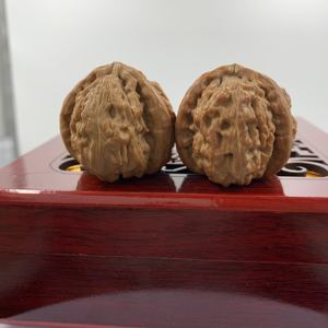 Lampe à sel en noyer Wenwan triangulaire, rare, avec trois têtes de <span class=keywords><strong>lion</strong></span> blancs nobles |   Objets d'art en bois Feng Shui polis à la main - Product Image 2