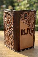 Porte-passeport en cuir véritable fait main – Portefeuille de voyage personnalisé avec initiales et motif floral gravé à la main