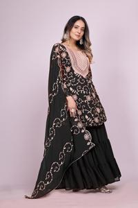 Ensemble Salwar Trois Pièces pour Femme : Kameez Court en Georgette Brodé, Sharara Fluide et Foulard à Broderie Dense - Product Image 6