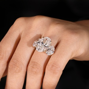 Anillo de oro amarillo macizo de 18 quilates para mujer, 12 quilates (2-8-2), certificado IGI, con tres piedras ovaladas (pasado-presente-futuro), corte ovalado y engaste de garras. - Product Image 2