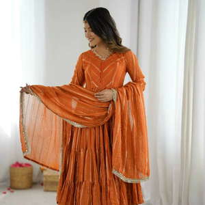 Ensemble robe à volants et dupatta en tissu Chanderi avec broderies miroir, par le créateur Mal, pour les occasions festives et les soirées - Product Image 1